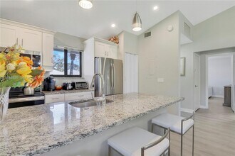 105 Club Dr in Palm Beach Gardens, FL - Building Photo - Building Photo