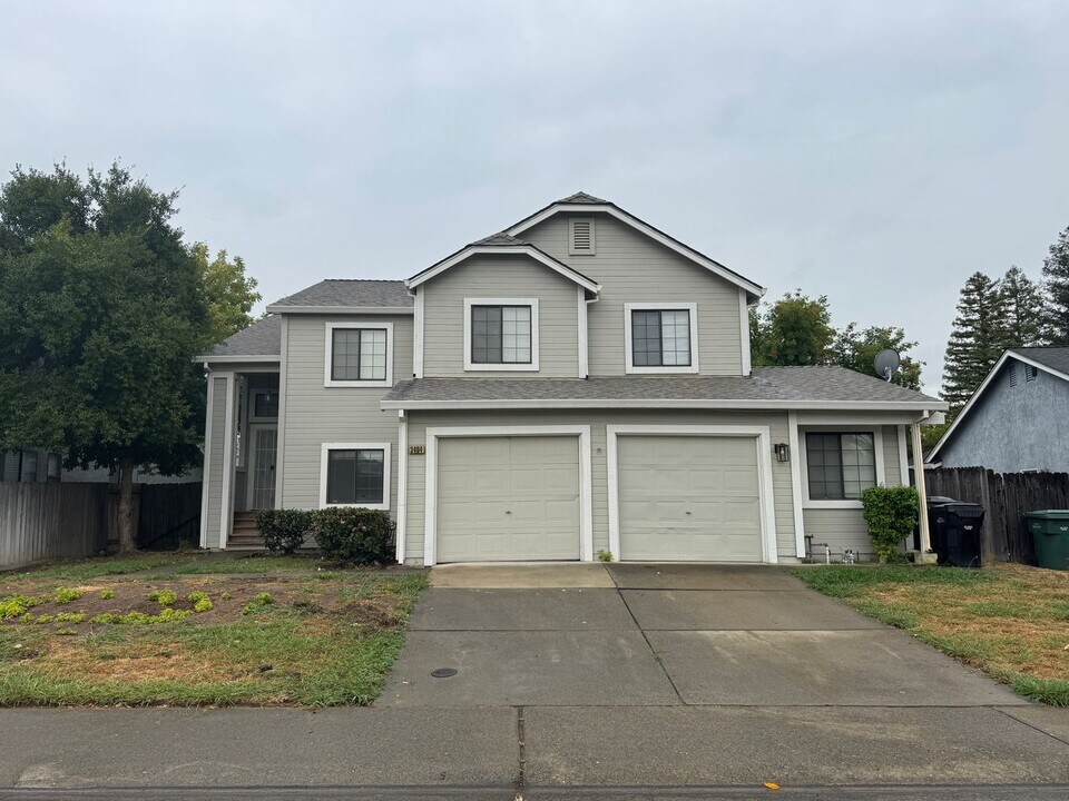 3404 Black Eagle Dr in Antelope, CA - Foto de edificio