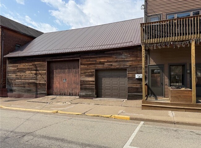 304 S Main St, Unit Duplex in Alma, WI - Building Photo - Building Photo