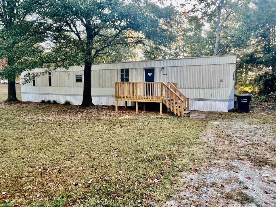 108 Canipe Rd in Dallas, NC - Building Photo