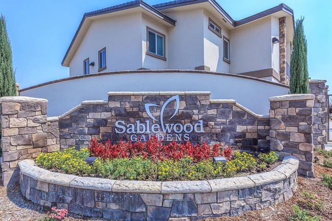 Sablewood Gardens Apartments in Bakersfield, CA - Building Photo - Building Photo