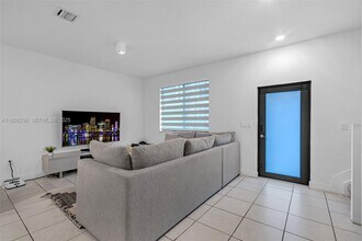 4450 NW 83rd Pkwy in Doral, FL - Building Photo - Building Photo