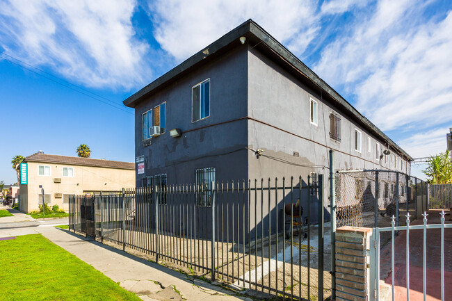 105th St Apartments in Los Angeles, CA - Building Photo - Building Photo