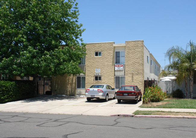 Barbara Manor in San Diego, CA - Building Photo - Building Photo