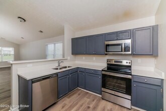 5817 Bannon Crossings Dr in Louisville, KY - Building Photo - Building Photo