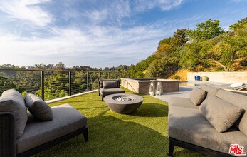 9153 Janice Pl in Beverly Hills, CA - Building Photo - Building Photo