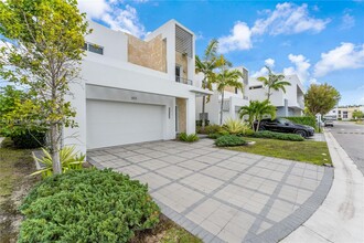 6821 NW 103rd Ave in Doral, FL - Building Photo - Building Photo