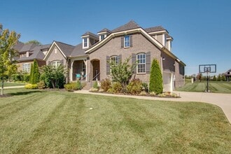 3584 Robbins Nest Rd in Thompson's Station, TN - Foto de edificio - Building Photo