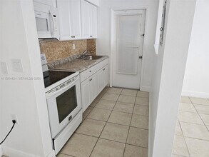 16851 NE 21st Ave in North Miami Beach, FL - Foto de edificio - Building Photo