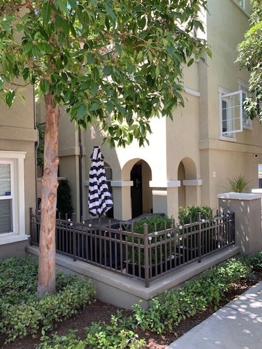 8 Via Amanti in Newport Beach, CA - Building Photo