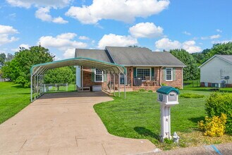 1307 Chucker Dr in Clarksville, TN - Foto de edificio - Building Photo