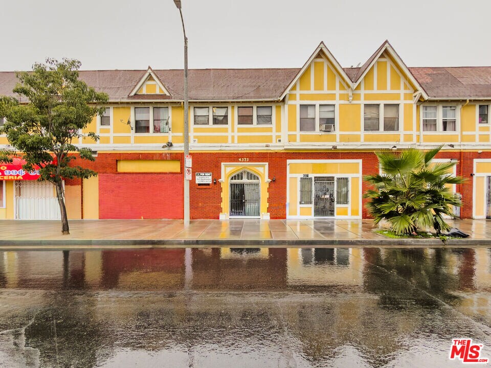 4367 S Van Ness Ave in Los Angeles, CA - Building Photo