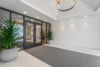 1111 Caroline St in Houston, TX - Building Photo - Building Photo