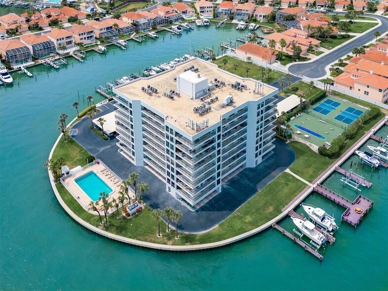 240 Sand Key Estates Dr, Unit 216 in Clearwater, FL - Building Photo