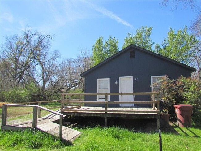 1107 Beech St in Bonham, TX - Building Photo - Building Photo