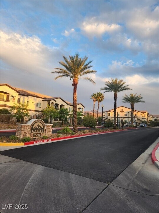 2291 W Horizon Ridge Pkwy in Henderson, NV - Building Photo