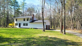 90 Van Dale Rd in Woodstock, NY - Building Photo