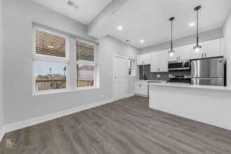 2317 W Taylor St, Unit 3R in Chicago, IL - Building Photo - Building Photo