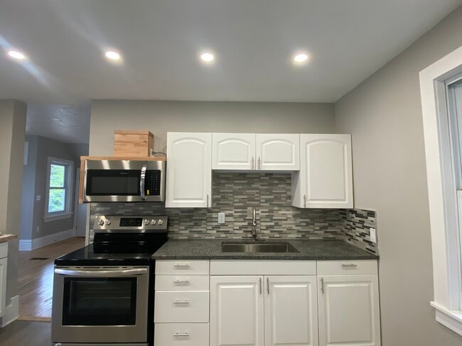 502 W Bluff St, Unit 502 W Bluff Downstairs