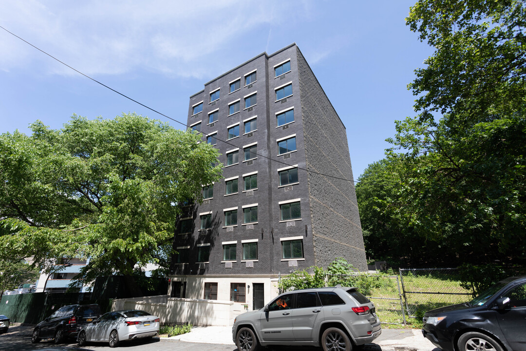 167th St in Bronx, NY - Building Photo