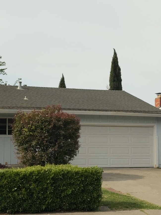 341 E Alaska Ave in Fairfield, CA - Building Photo - Building Photo