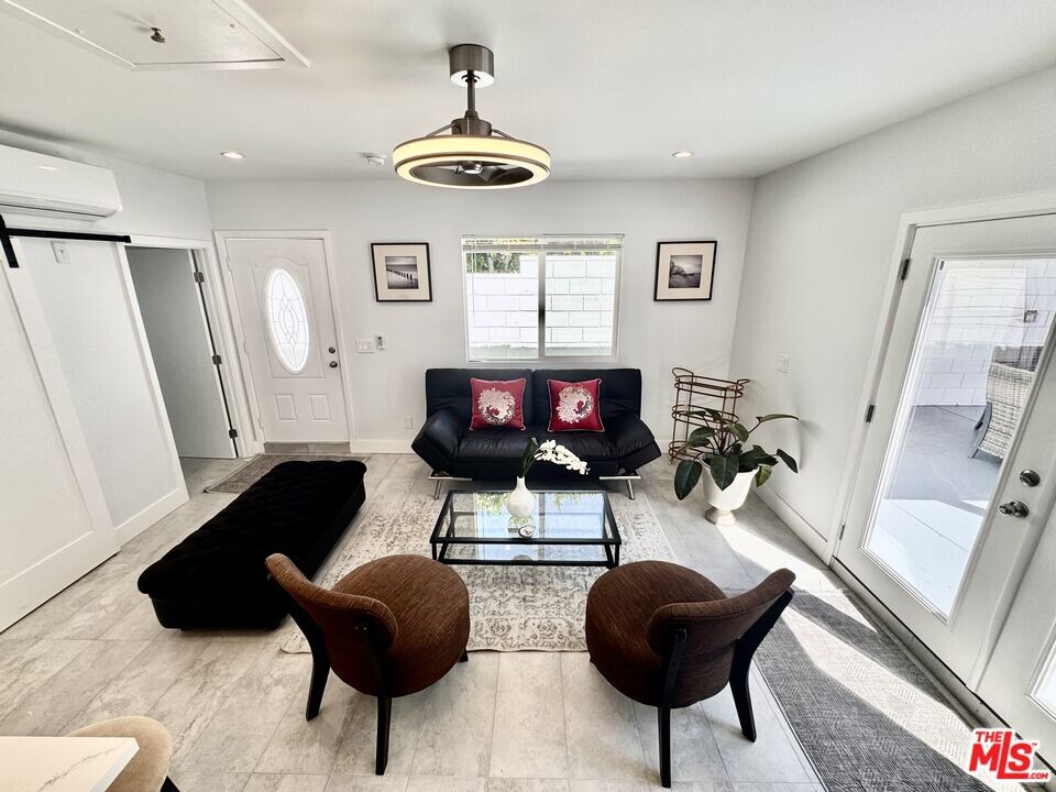 6821 Shoup Ave in Los Angeles, CA - Building Photo
