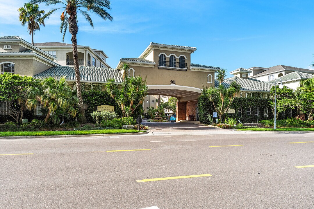 501 Knights Run Ave in Tampa, FL - Building Photo