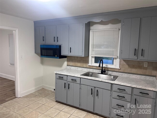 4934 Galax Dr in Charlotte, NC - Building Photo - Building Photo