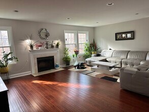 4506 Stonehedge Rd in Edison, NJ - Foto de edificio - Building Photo