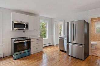 75 Charles St in Bristol, RI - Building Photo - Building Photo