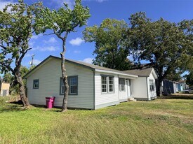 1026 W 5th St in Freeport, TX - Building Photo