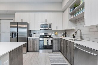 9311 W Commercial Blvd in Tamarac, FL - Building Photo - Building Photo