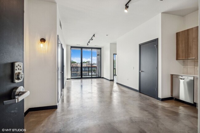 1639 N Milwaukee Ave, Unit 408 in Chicago, IL - Building Photo - Building Photo