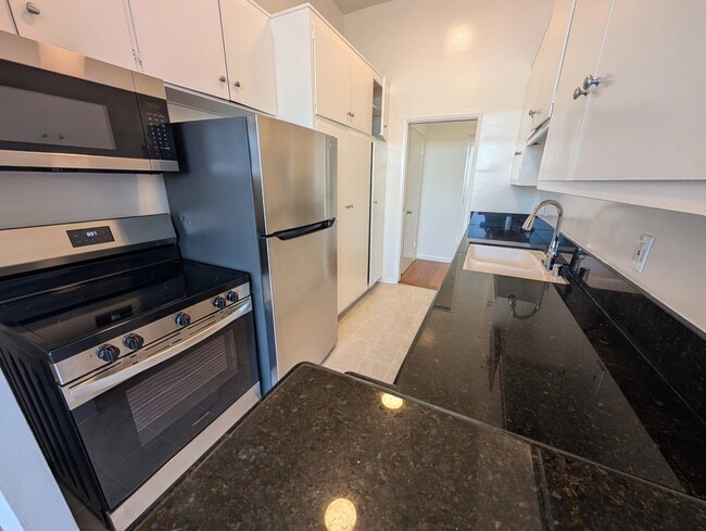 11936 Darlington Ave in Los Angeles, CA - Building Photo - Building Photo