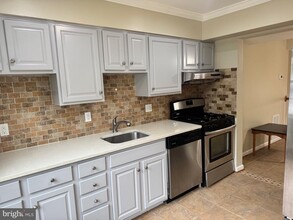 2025 Mayflower Dr in Woodbridge, VA - Foto de edificio - Building Photo