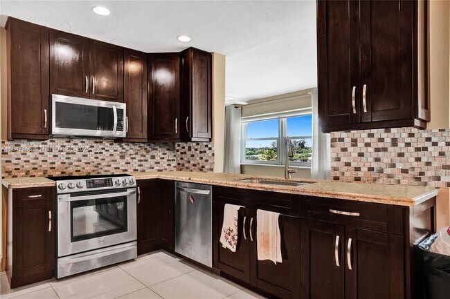 215 SE 3rd Ave in Hallandale Beach, FL - Building Photo - Building Photo