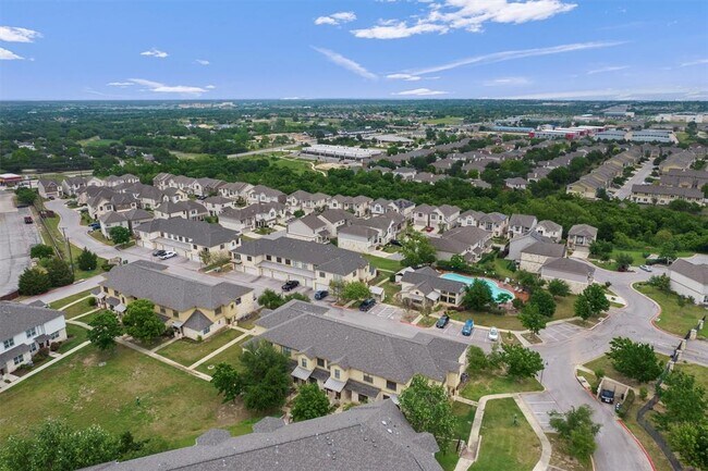 2101 Town Centre Dr in Round Rock, TX - Foto de edificio - Building Photo