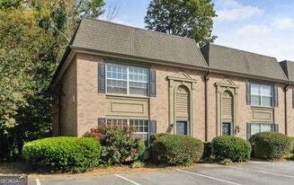 6980 Roswell Rd in Atlanta, GA - Building Photo