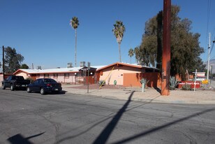 Swan Court Apartments in Tucson, AZ - Building Photo