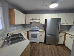 950 Stewarts Creek Dr in Fayetteville, NC - Building Photo - Building Photo