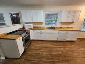 2294 Clairmont Rd in Atlanta, GA - Building Photo - Building Photo