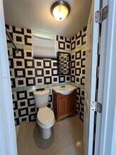 2330 Harding St in Hollywood, FL - Foto de edificio - Building Photo