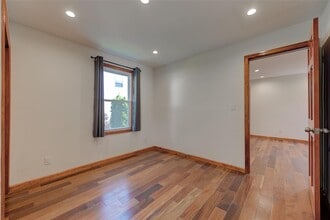 32 N Maryland Ave in Port Washington, NY - Building Photo - Building Photo