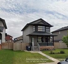 411 Hampton Cir in Saskatoon, SK - Building Photo