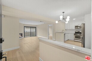 8300 Manitoba St in Los Angeles, CA - Building Photo