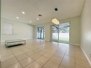 10235 Panama St in Hollywood, FL - Foto de edificio - Building Photo