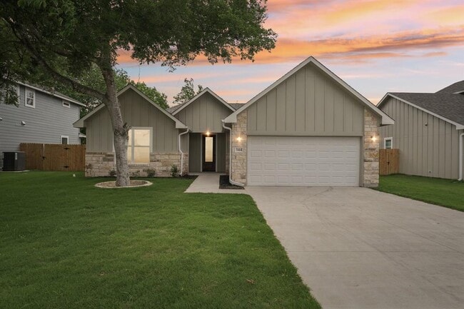 344 Webb St in Smithville, TX - Building Photo - Building Photo