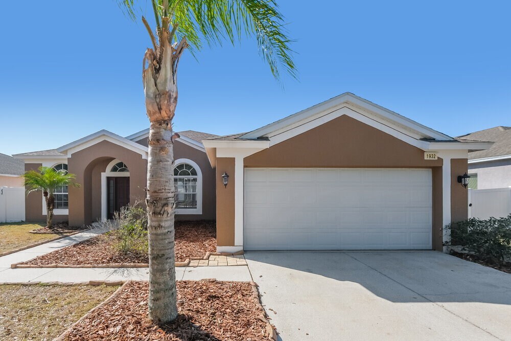 1932 Heartland Cir in Valrico, FL - Building Photo