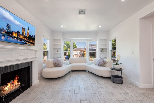 113 N San Vicente Blvd-Unit -ID1042899P in Beverly Hills, CA - Building Photo - Building Photo