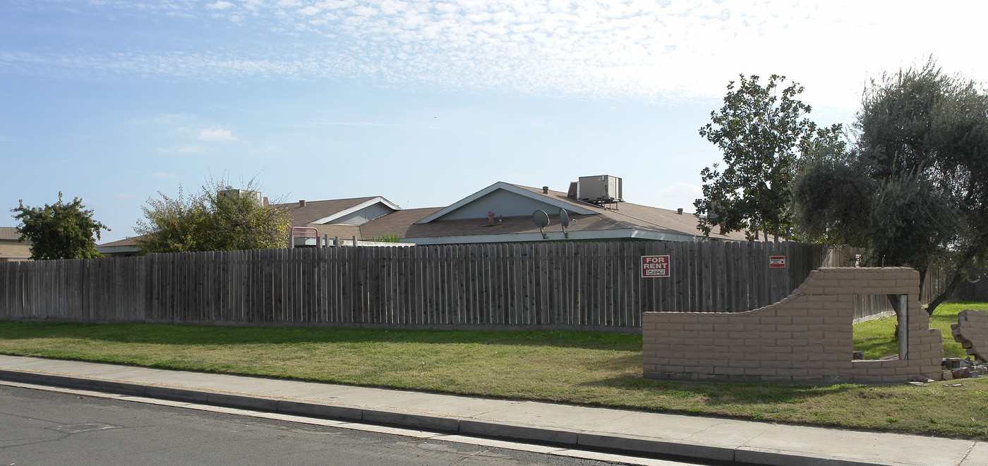 1866-1876 Carter Way in Atwater, CA - Building Photo